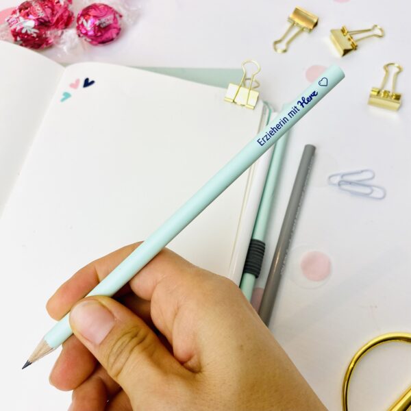 Erzieherin mit Herz - blauer Bleistift in Benutzung