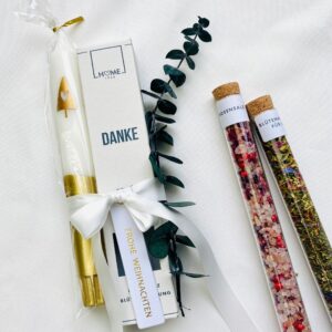 Karton mit Aufschrift Danke, Kerze und 2 Reagenzgläser Gewürz