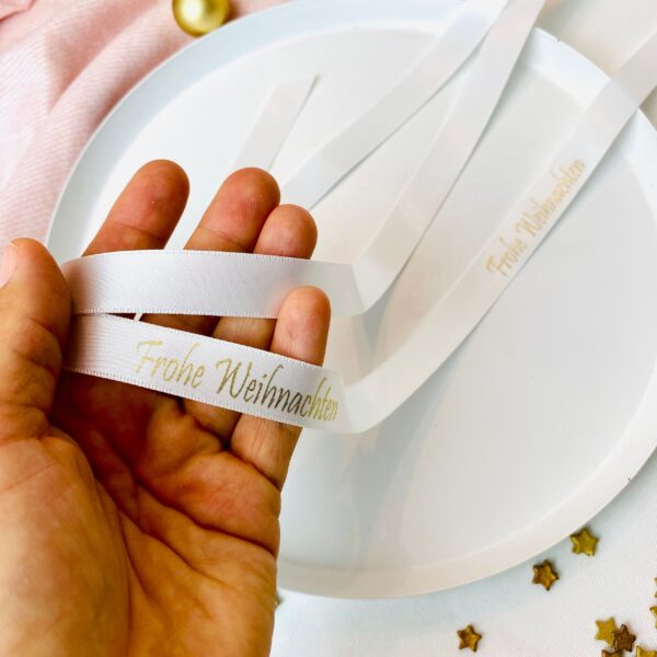 Geschenkband weiß in der Hand